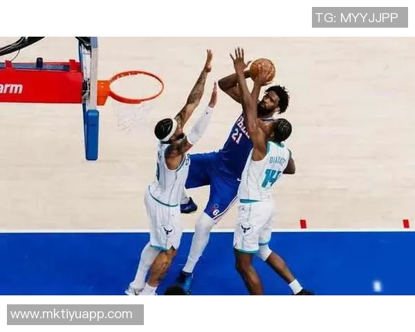 恩比德虽坐板凳却见证队友逆转精彩时刻贡献25分7篮板5助攻致敬登哥 恩比德虽坐板凳却见证队友逆转精彩时刻贡献25分7篮板5助攻致敬登哥