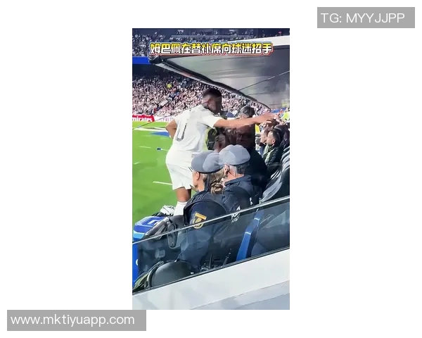 姆巴佩争抢中意外倒地主动示意换人球迷心忧望无大碍