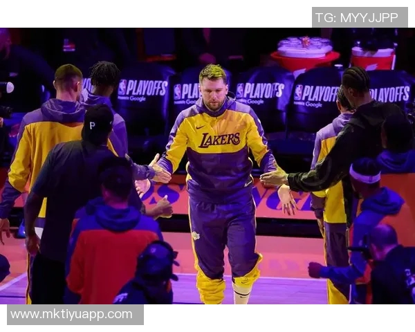 詹姆斯在东契奇和里夫斯的光芒下显得孤独让人心疼的篮球传奇